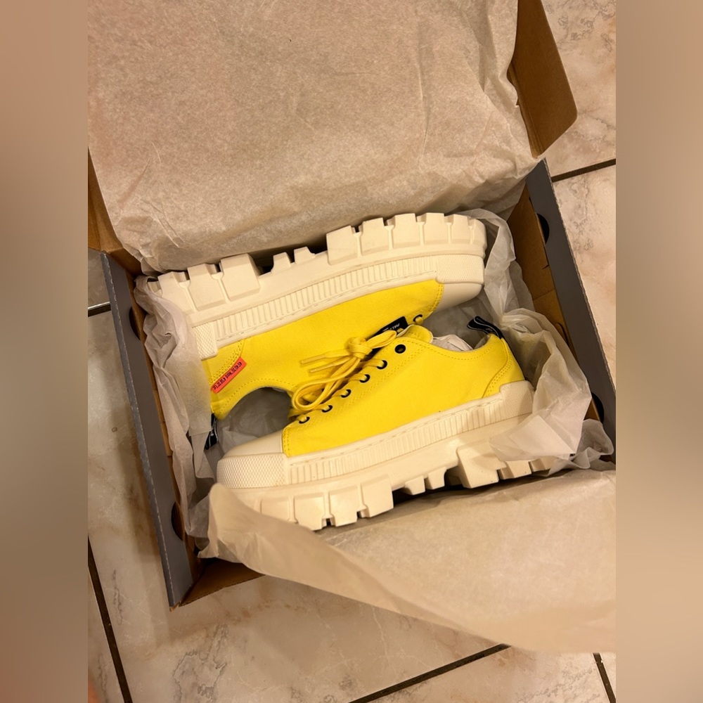 NWT palladium yellow lug shoes